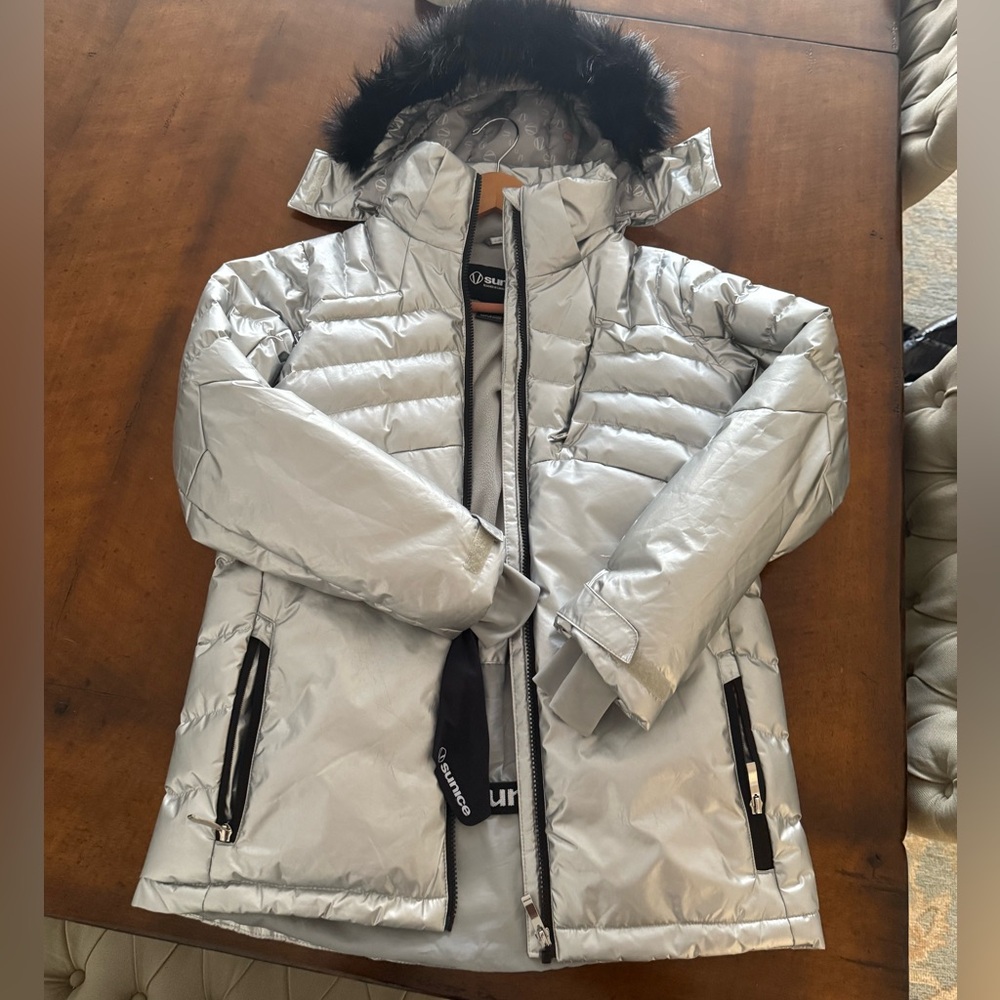 Sunice Skiing Jacket. Girls size 16. Very good condition